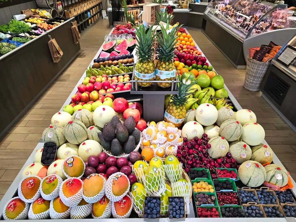 Étal de fruits frais et exotiques du magasin Chez Popol à Petit-Rechain