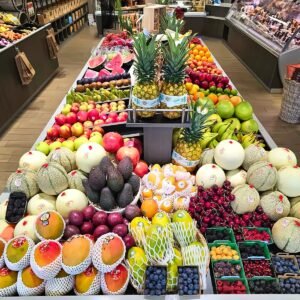 Étal de fruits frais et exotiques du magasin Chez Popol à Petit-Rechain : ananas, mangues, melons, cerises, avocats et fruits rouges