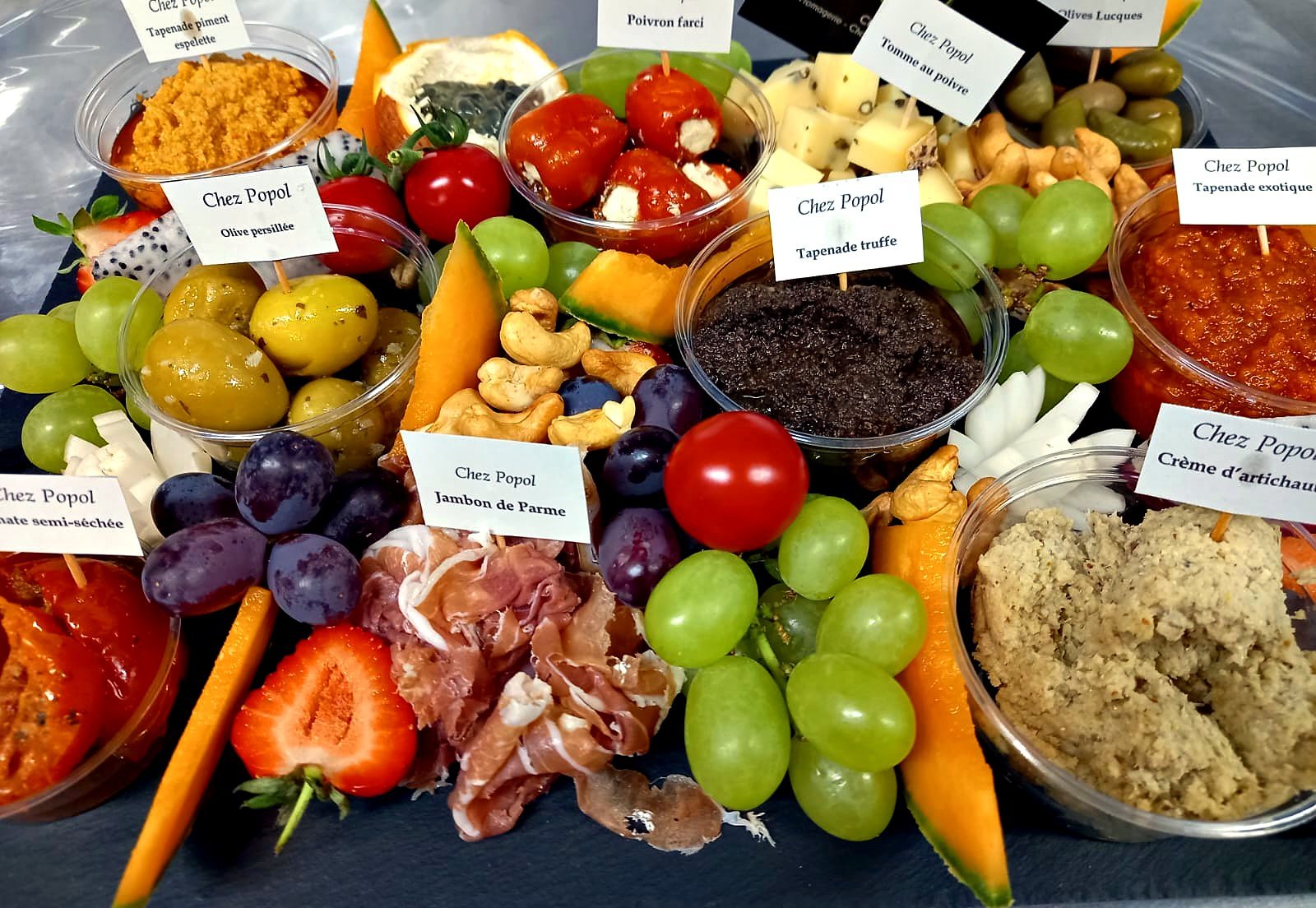 Plateau apéritif Chez Popol : tapenades, olives, poivrons farcis, jambon de Parme