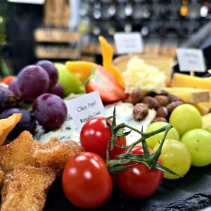 Détail d'un plateau Chez Popol : tomates cerises, raisins, Régalis César