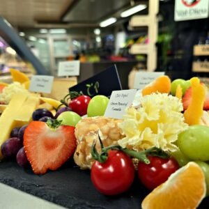 Plateau de fromages devant le comptoir du magasin Chez Popol à Petit-Rechain