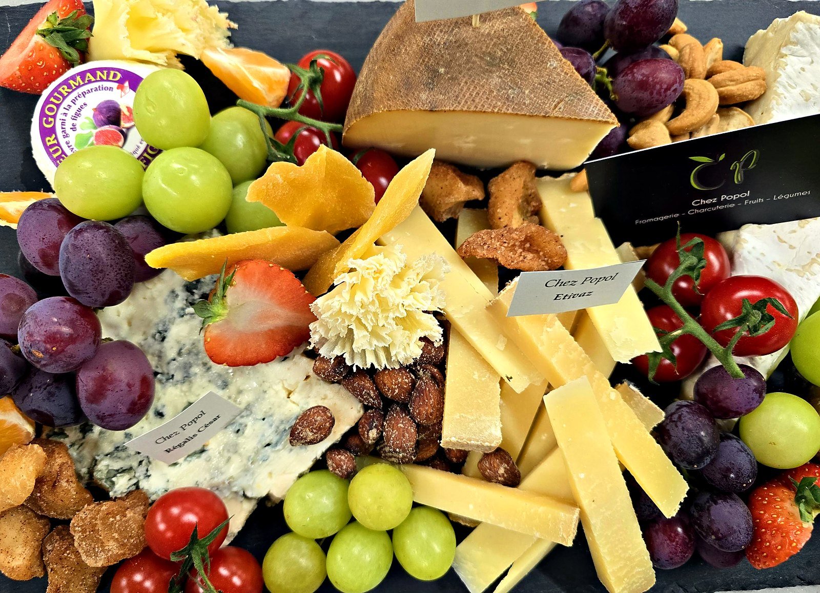 Plateau de fromages Chez Popol vu de dessus : Etivaz, Régalis César, Brie de Meaux