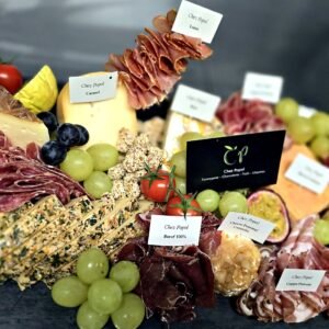 Plateau fromages et charcuterie Chez Popol : lomo, coppa poivrée, Echourgnac