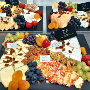 Trois plateaux de fromages Chez Popol sur ardoise